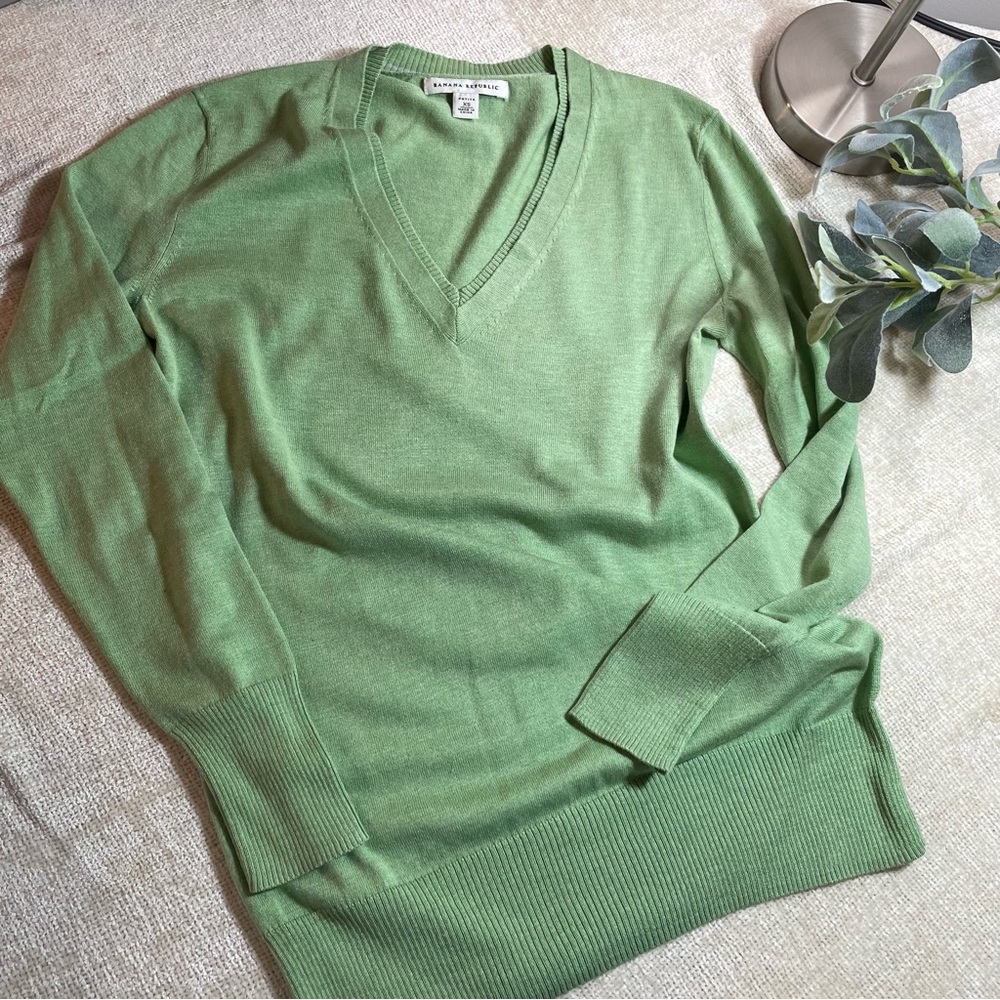 BANANA REPUBLIC V Neck Spring Summer Weight Fitted Silk Blend Sweater Petite XS